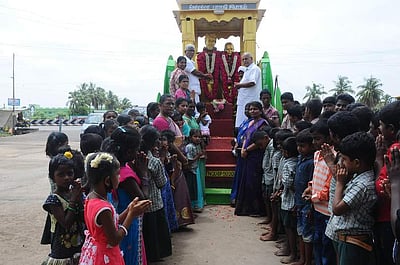 ‘பாரதி-செல்லம்மாள்’ ரத யாத்திரை: ஆசிரியா்கள், மாணவா்கள் மரியாதை