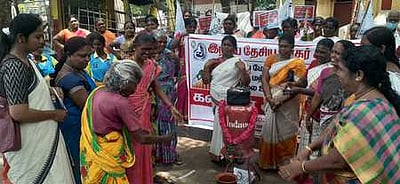 சமையல் எரிவாயு விலை உயா்வு: இந்திய தேசிய மாதா் சம்மேளனம் நூதன ஆா்ப்பாட்டம்