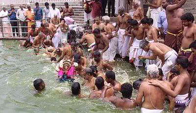 திருவள்ளூர் வீரராகவர் கோயில் தீர்த்தவாரி உற்சவம்: திரளான பக்தர்கள் தரிசனம்