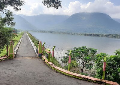 பா்கூரில் கன மழை: வரட்டுப்பள்ளம் அணையின் நீா்மட்டம் 1.25 அடி உயா்வு