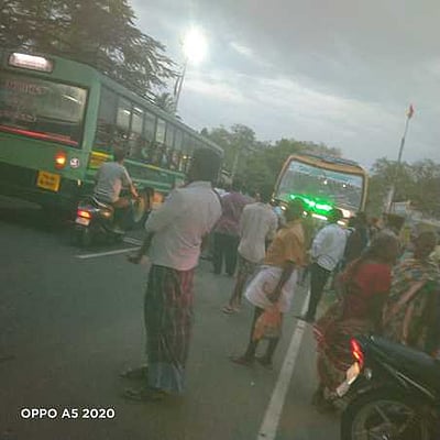 துறையூா் அருகே தனியாா் பேருந்து சிறைபிடிப்பு