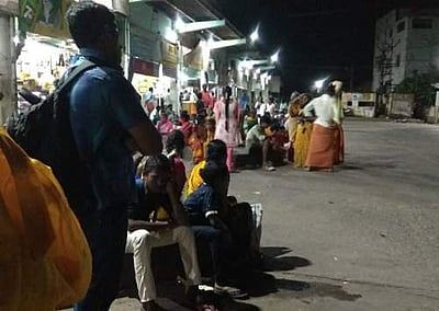 கூடலூர் செல்ல பேருந்து இல்லாமல் கம்பத்தில்  பயணிகள் இரவில் காத்திருப்பு