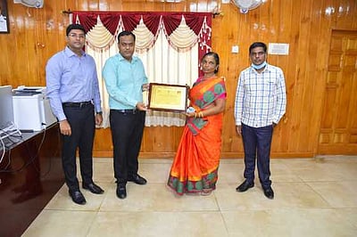 தேசிய அளவிலான விருது பெற்ற மண்டபம் ஒன்றியக்குழுத் தலைவருக்கு ஆட்சியா் வாழ்த்து