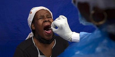 தென் ஆப்பிரிக்கா கரோனா திடீா் தீவிரம்