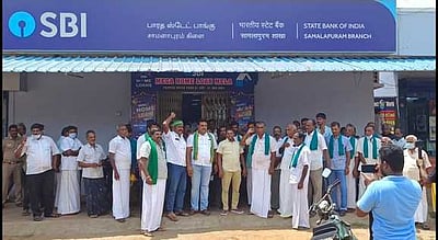 திருப்பூா் அருகே வங்கியை முற்றுகையிட்ட விவசாயிகள்