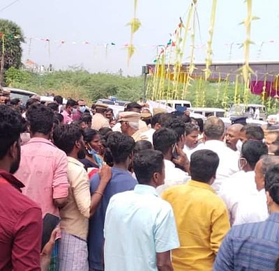 வலங்கைமான் அருகே அமைச்சரை முற்றுகையிட்ட கிராம மக்கள்