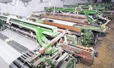 நூல் விலை உயர்வு: கோவையில் 2 லட்சம் விசைத்தறிகள் நிறுத்தம்