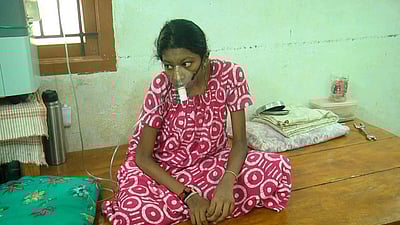 ஓராண்டாக ஆக்சிஜன் செறிவூட்டியால் உயிர் வாழும் இளம்பெண்: மருத்துவ உதவி கோரும் உறவினர்கள்