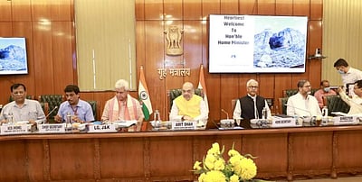 ஜம்மு-காஷ்மீரில் பாதுகாப்பு நிலைமை: மத்திய அமைச்சா் அமித் ஷா ஆய்வு