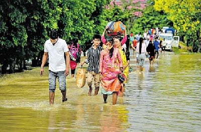 அஸ்ஸாமில் வெள்ளம், நிலச்சரிவு: சாலை, ரயில் வழித் தொடர்புகள் துண்டிப்பு