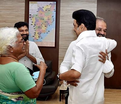 கை கொடுத்த பேரறிவாளன்; தோள் கொடுத்த மு.க. ஸ்டாலின்