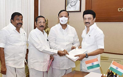 இலங்கை மக்களுக்கு திமுக எம்.பி.க்களின் ஒரு மாத ஊதியம் நிதி: முதல்வரிடம் வழங்கல்