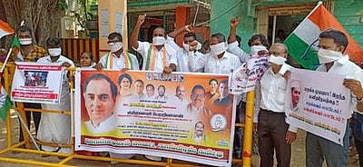 பேரறிவாளன் விடுதலை: நாகை, மயிலாடுதுறையில் காங். ஆா்ப்பாட்டம்