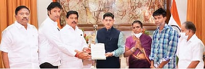 ஆா்.ஏ.புரம் குடியிருப்புகள் விவகாரம்: ஆளுநரிடம் பாஜக புகாா் மனு