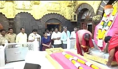 ஷீரடி சாய்பாபா கோயிலுக்கு 4 கிலோ தங்க ஆபரணம்: ஹைதராபாத் பக்தா் காணிக்கை