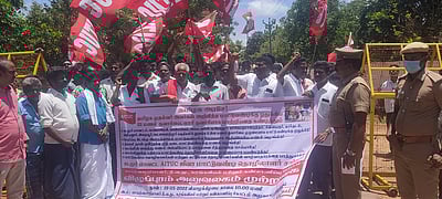 மாட்டு வண்டிகளுக்கு தனியாக மணல் குவாரி கோரி தொழிலாளா்கள் முற்றுகை