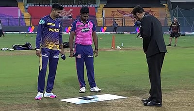 வெங்கடேஷ் ஐயர் நீக்கம்: கொல்கத்தா பந்துவீச்சு தேர்வு