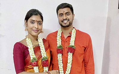 நடிகை காயத்ரி ரெட்டி நிச்சயதார்த்தம் - புகைப்படங்கள்