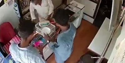 திசையன்விளையில் நகை வாங்குவது போல் நடித்து 11 சவரன் தங்கம் திருட்டு