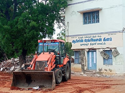 துறையூா் வட்டாட்சியரகத்தில் ஆக்கிரமிப்பு கட்டடம் இடிப்பு