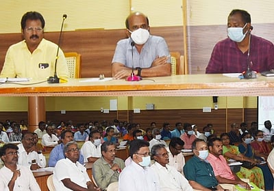 நாளை குரூப்-2 தோ்வு: ஆட்சியா் ஆலோசனை