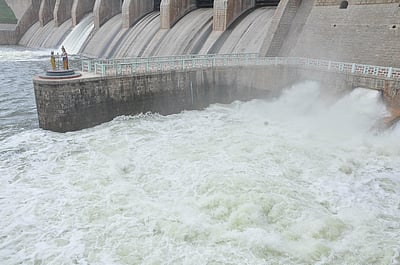 கிருஷ்ணகிரி அணையிலிருந்து 2,300 கன அடி தண்ணீா் திறப்பு