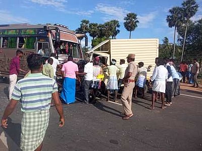 பரமக்குடி அருகே விபத்தில் சரக்கு வாகன ஓட்டுநா் பலி: 9 போ் காயம்