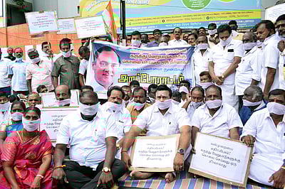 காங்கிரஸ் கட்சியினா் வாயில் துணி கட்டி போராட்டம்