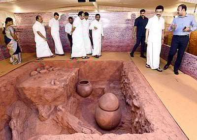 பொருநை அகழ்வாராய்ச்சி, ஓராண்டு சாதனை விளக்க ஓவியக் கண்காட்சி: முதல்வா் தொடங்கிவைத்தாா்