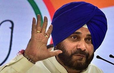 முதியவரை தாக்கிய வழக்கில் ஓராண்டு சிறை: சரணடைந்தார் சித்து