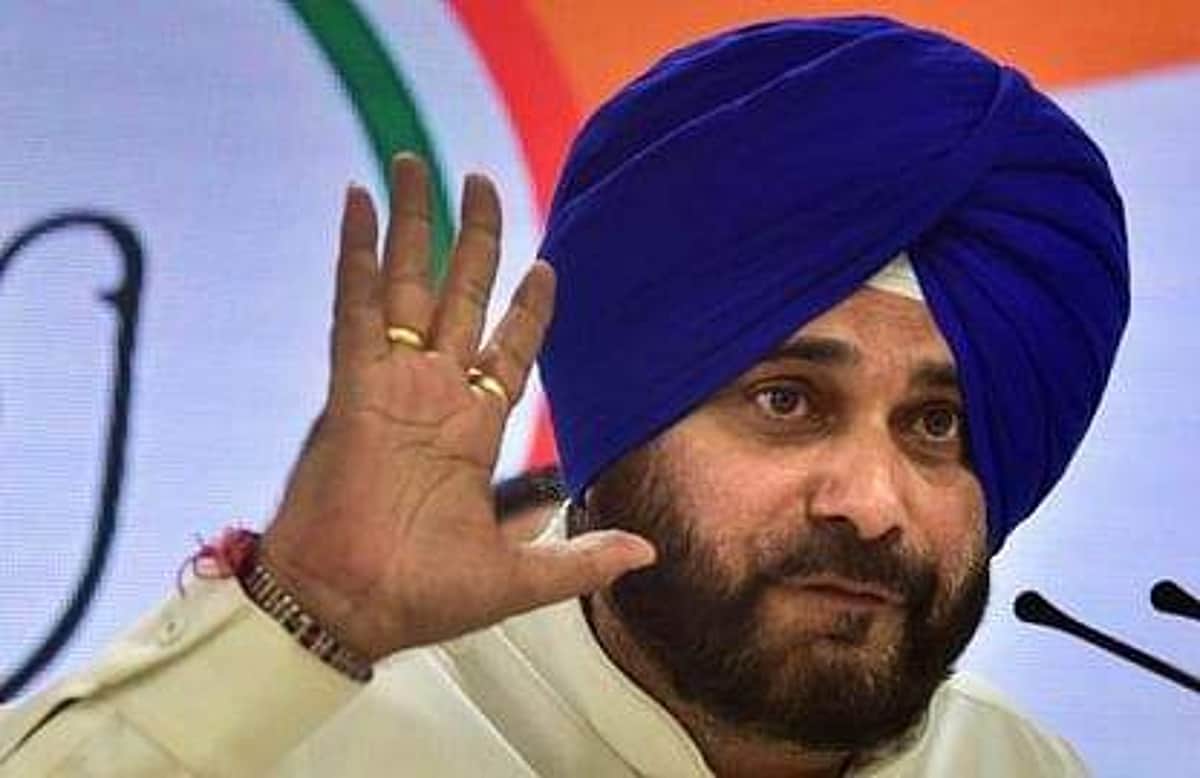 முதியவரை தாக்கிய வழக்கில் ஓராண்டு சிறை: சரணடைந்தார் சித்து