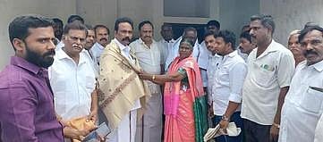 முன்னாள் ஒன்றியக் குழுத் தலைவா் திமுகவில் இணைப்பு