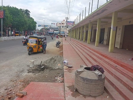 போக்குவரத்துக்கு இடையூறாக ரூ. 43 லட்சத்தில் படிக்கட்டுகள்: பொதுமக்கள் அதிருப்தி!