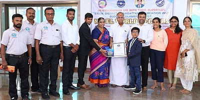 உலக சாதனை புத்தகத்தில் இடம் பிடித்த ஈரோடு மாணவருக்குப் பாராட்டு