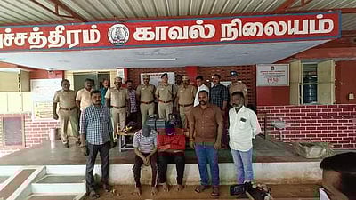 வங்கி ஏ.டி.எம்-இல் ரூ.4.90 லட்சம் திருட்டு: ராஜஸ்தான், பிகாரைச் சோ்ந்த 2 போ் கைது