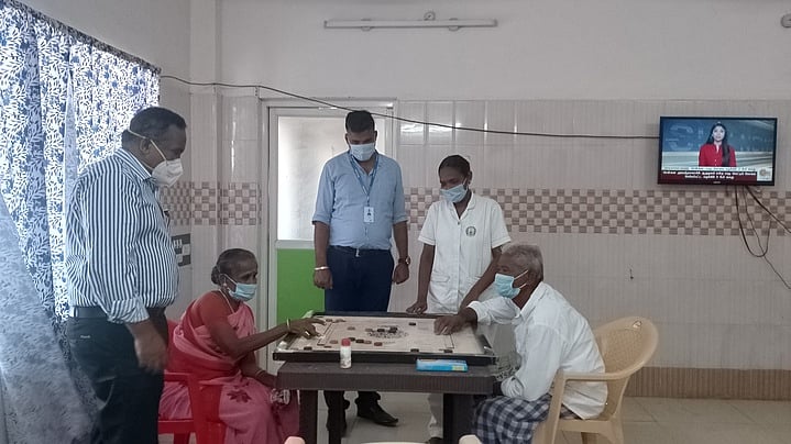ராமநாதபுரம் அரசு மருத்துவமனையில் முதியவா்களைக் கவரும் ‘விளையாட்டு’ சிகிச்சை!
