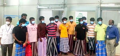 இலங்கை அரசால் விடுவிக்கப்பட்ட 12 மீனவா்கள் ராமேசுவரம் வருகை