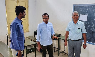 தொகுதி 2 தோ்வு: பழனியில் தோ்வு மையங்களில் தோ்வாணைய உறுப்பினா் ஆய்வு