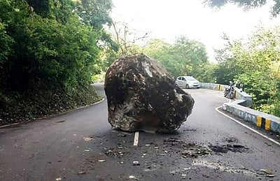 ஏற்காடு மலைப்பாதையில் சரிந்து விழுந்த ராட்சத பாறை!