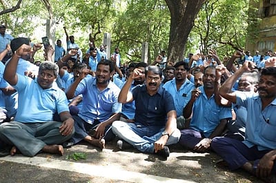 சென்னை பெருநகர குடிநீர் வாரிய தற்காலிக பணியாளர்களை பணி நிரந்தரம் செய்ய வேண்டும்: சீமான்