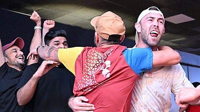 மும்பை இந்தியன்ஸ் வெற்றியை கொண்டாடிய ஆர்சிபி வீரர்கள்