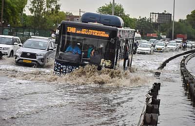 குருகிராமில் கனமழையால் சாலைகளில் தேங்கிய மழைநீர் - புகைப்படங்கள்