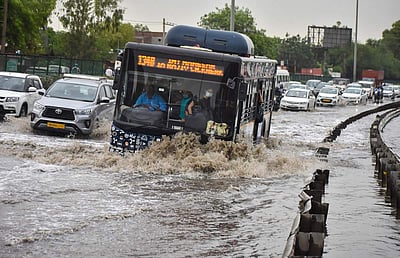குருகிராமில் கனமழையால் சாலைகளில் தேங்கிய மழைநீர் - புகைப்படங்கள்