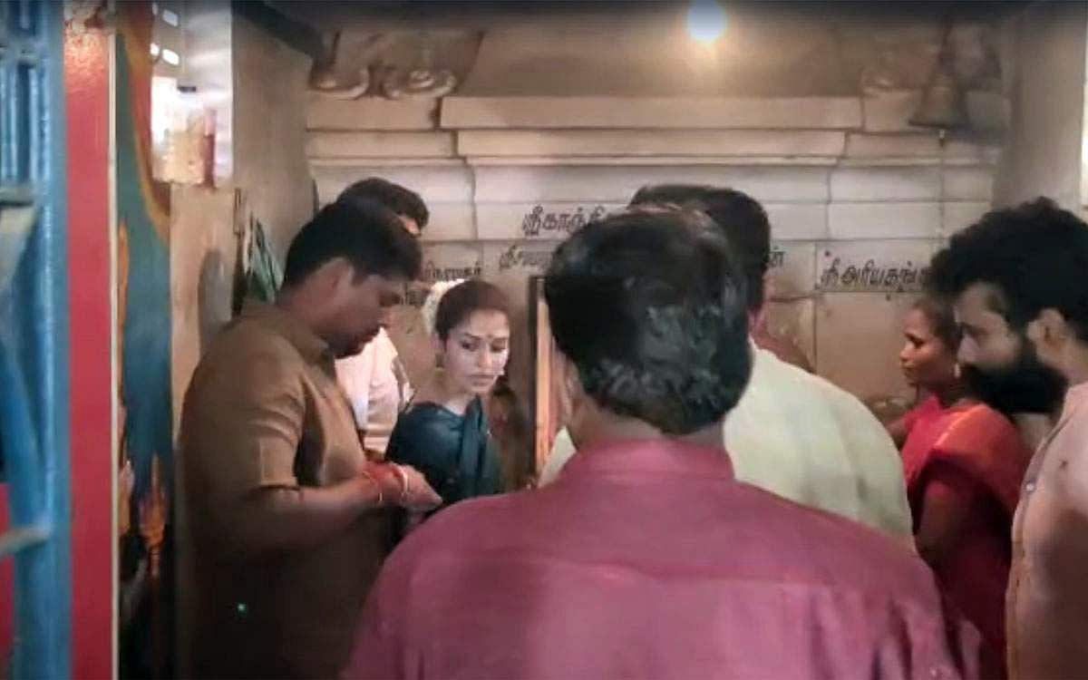 சிறப்பு அபிஷேகம் செய்து பொங்கல் வைத்து படையல் இட்டு சாமி தரிசனம் செய்த காதல் ஜோடி.