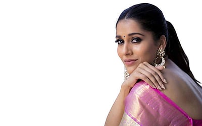 சேலையில் மலர்ந்த மலராய் ராஷ்மி கெளதம் - புகைப்படங்கள்