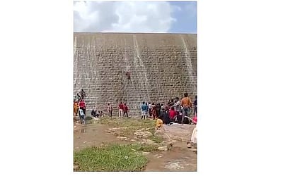 கர்நாடகம்: அணையின் சுவரில் ஏற முயன்று 30 அடி உயரத்தில் இருந்து விழுந்த இளைஞர்