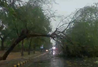 தில்லியில் கனமழை: விமான சேவைகள் பாதிப்பு