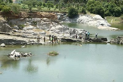 பெருமாநல்லூர் அருகே குளிக்கச் சென்ற சிறுமி, பெண் நீரில் மூழ்கி பலி