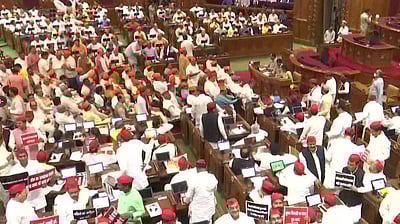 சமாஜவாதி எம்எல்ஏக்கள் போராட்டம்: உ.பி. சட்டப்பேரவையில் பரபரப்பு