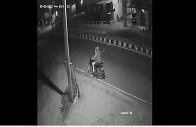 இருசக்கர வாகனம் திருட்டு: சிசிடிவி காட்சிகளை வைத்து போலீசார் விசாரணை